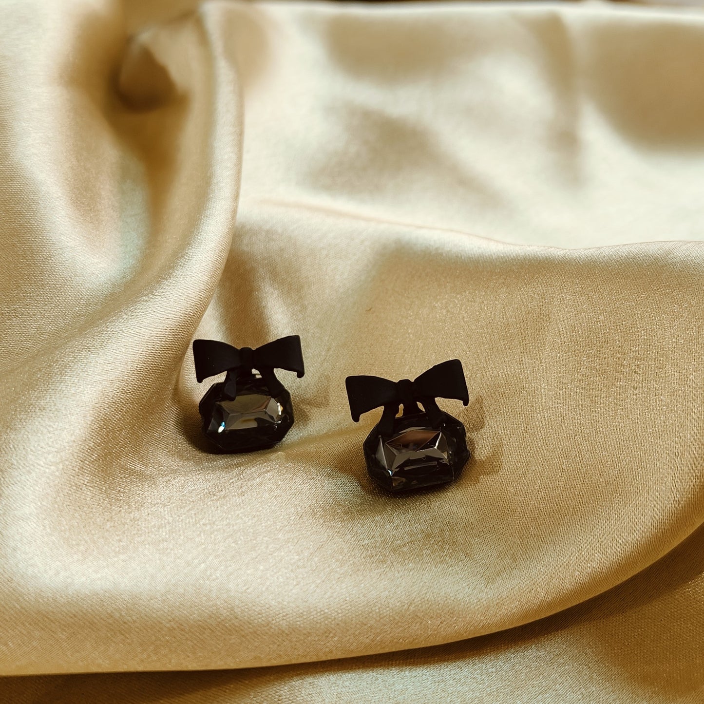 Black Crystal with Bow studs