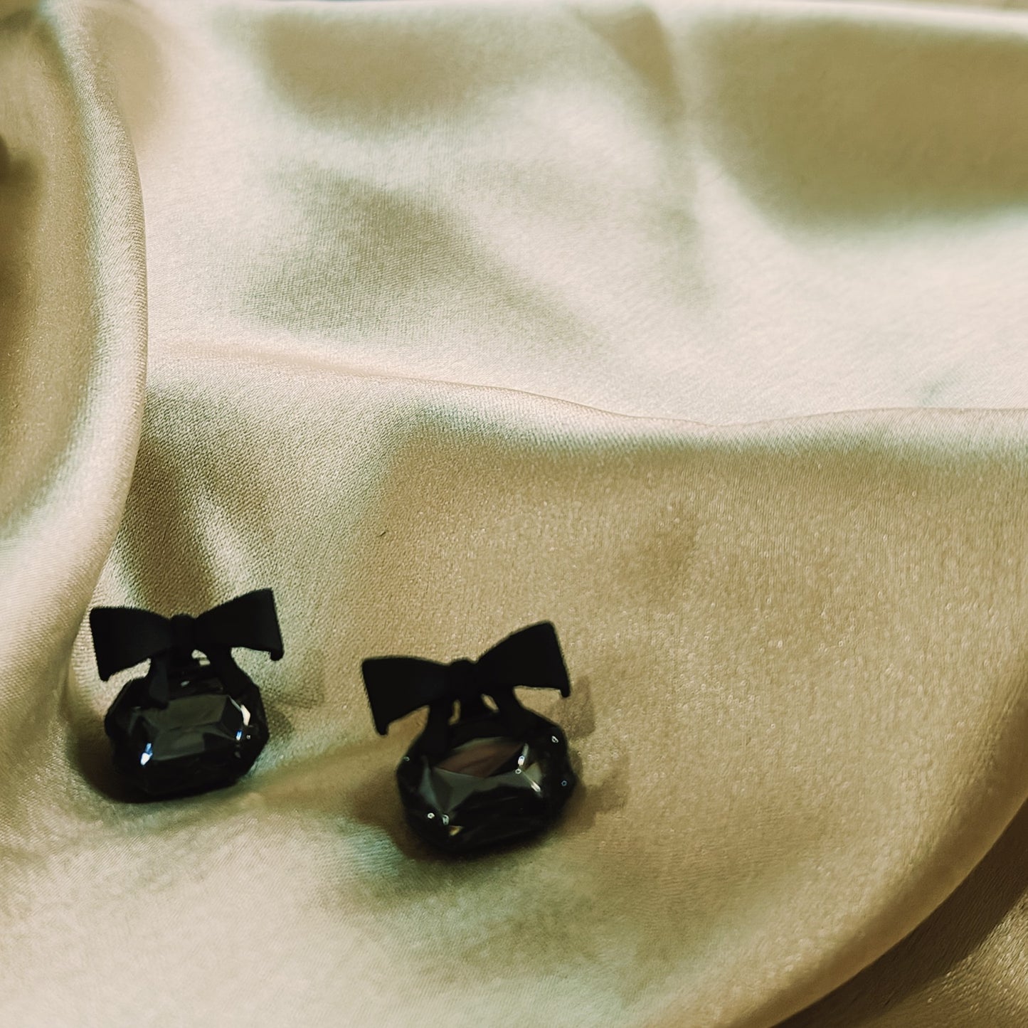 Black Crystal with Bow studs