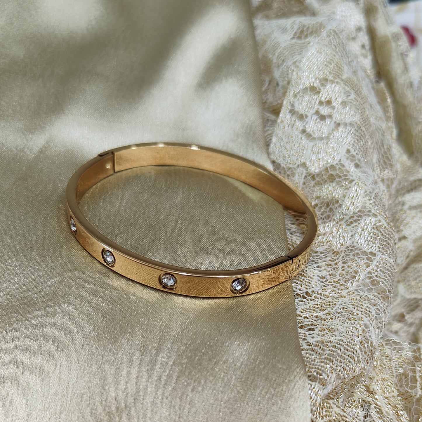 Elegant Golden Unisex Bracelet