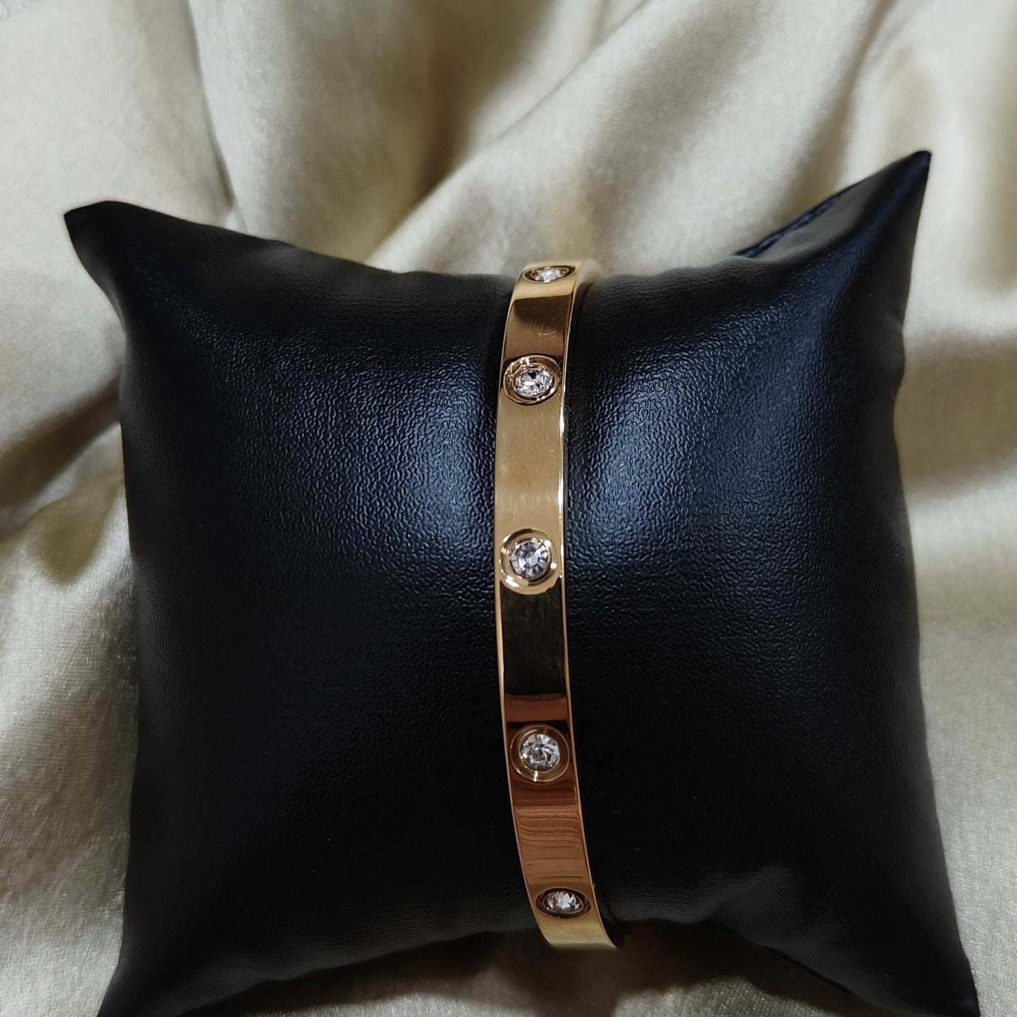 Elegant Golden Unisex Bracelet